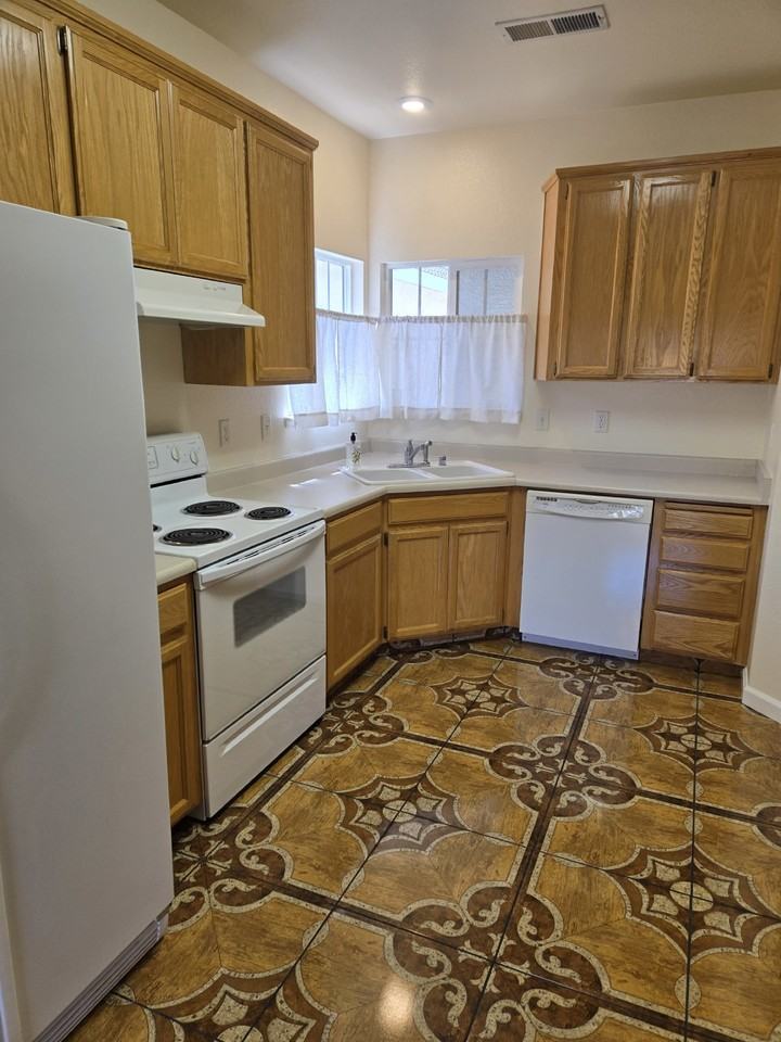 685 Gateway Dr - Photo 5 of 11