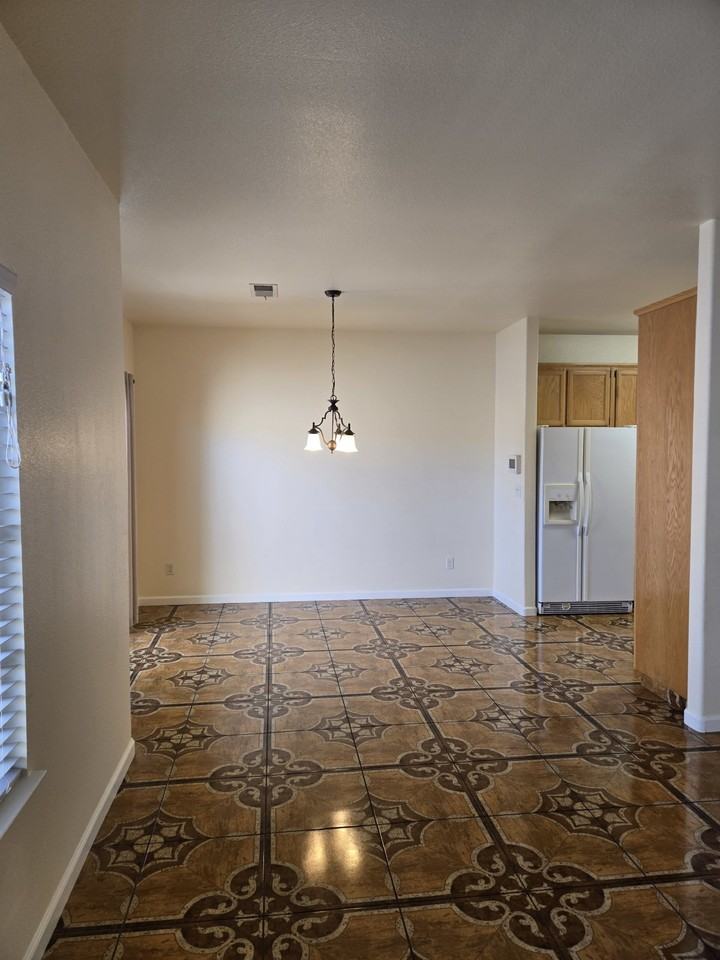 685 Gateway Dr - Photo 6 of 11