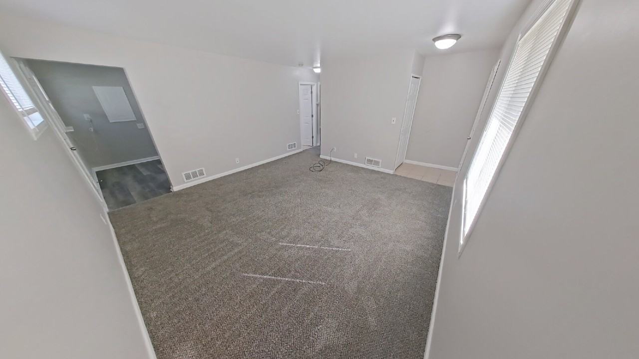 28368 Waverly St - Photo 2 of 7