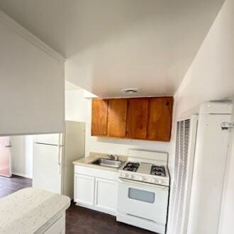 423 W 21st St - Photo 5 of 9