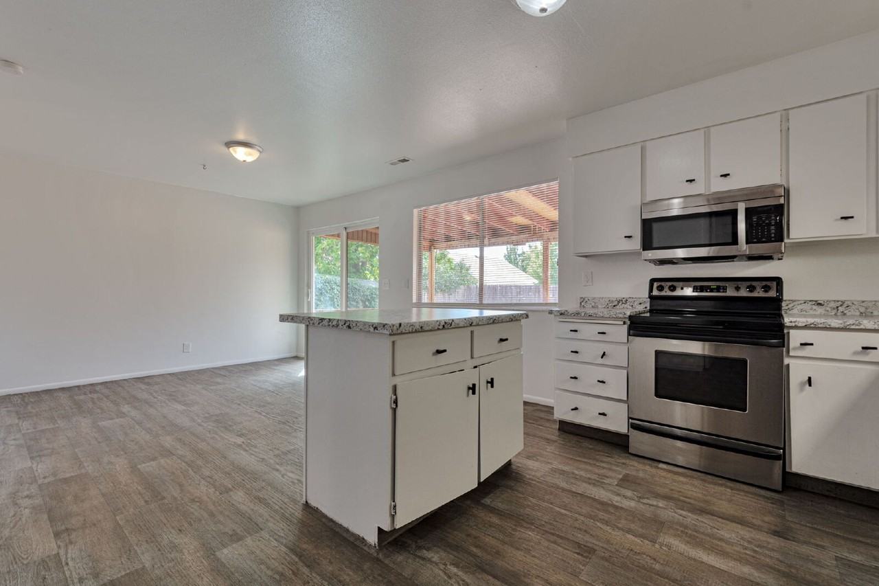 7718 S 415 E - Photo 7 of 16
