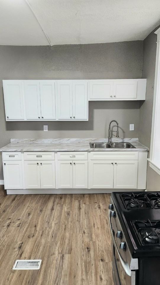 3443 Iowa Ave - Photo 4 of 19