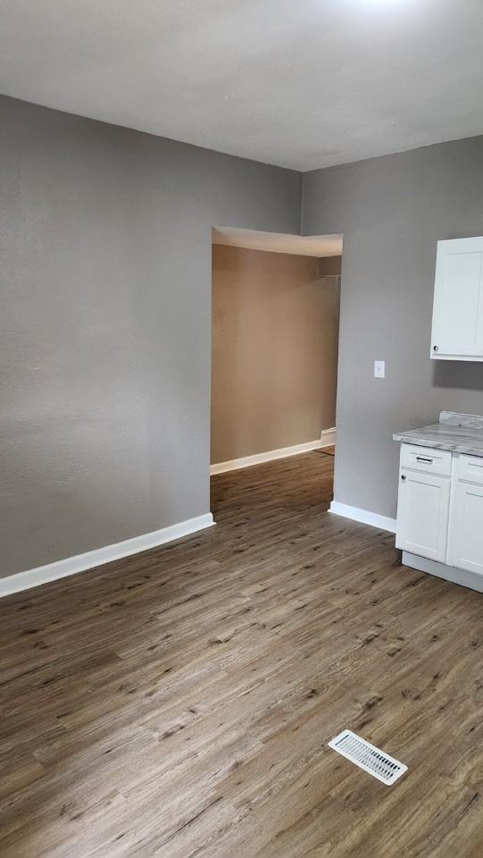 3443 Iowa Ave - Photo 5 of 19