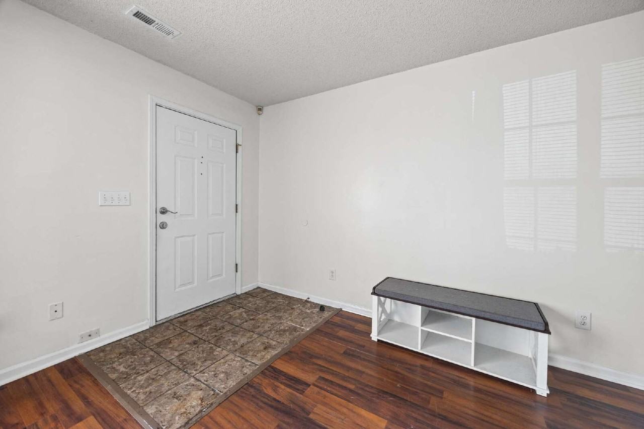 5720 Prescott Ct - Photo 6 of 25