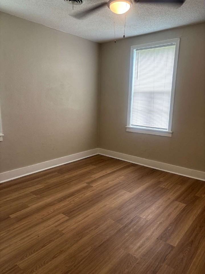 375 Joubert Ave - Photo 4 of 17
