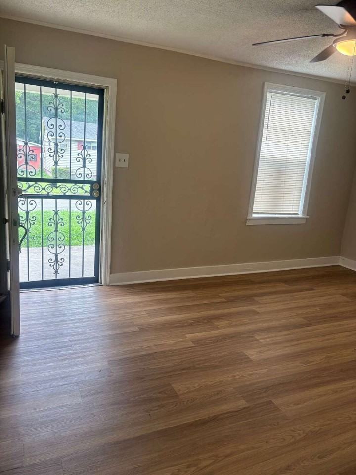 375 Joubert Ave - Photo 5 of 17