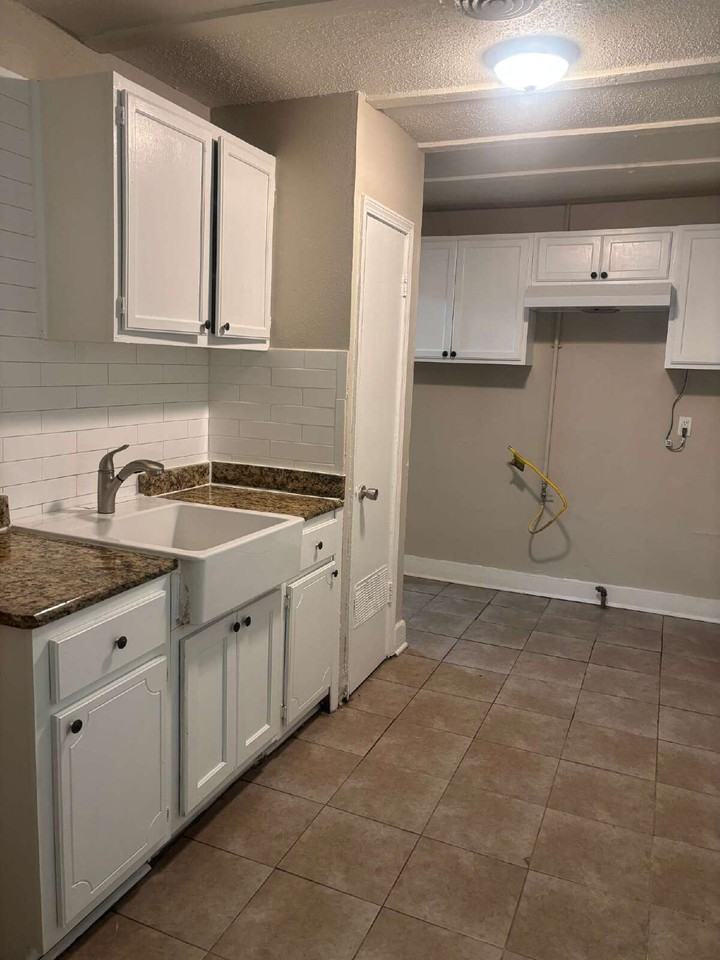 375 Joubert Ave - Photo 6 of 17