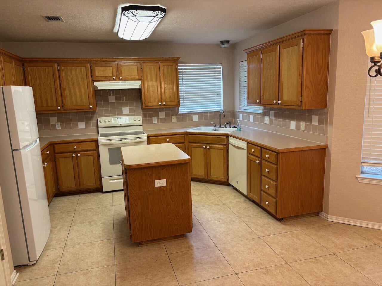 8109 Fox Chase Dr - Photo 4 of 17