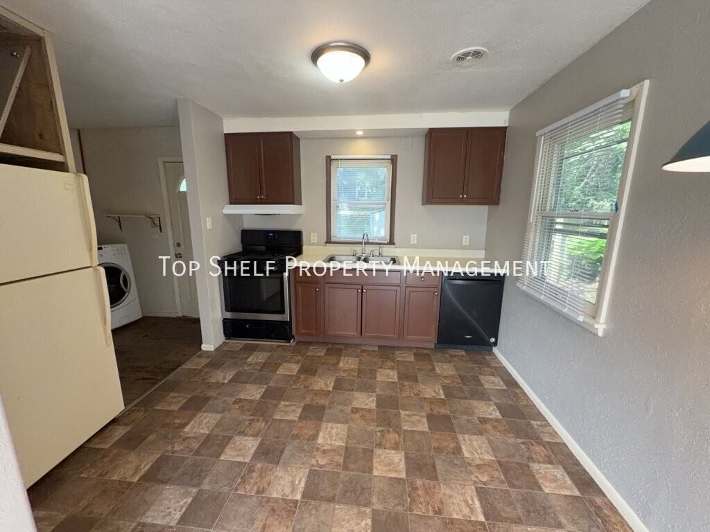 7010 Sw 13th St - Photo 3 of 9