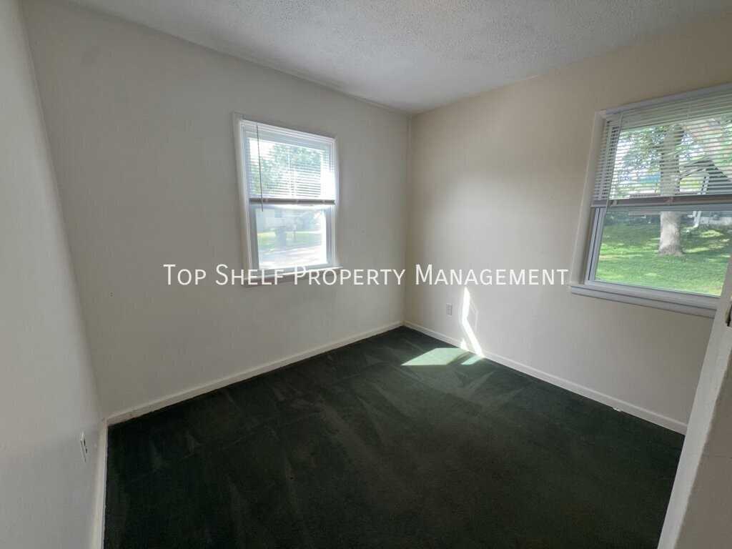 7010 Sw 13th St - Photo 5 of 9