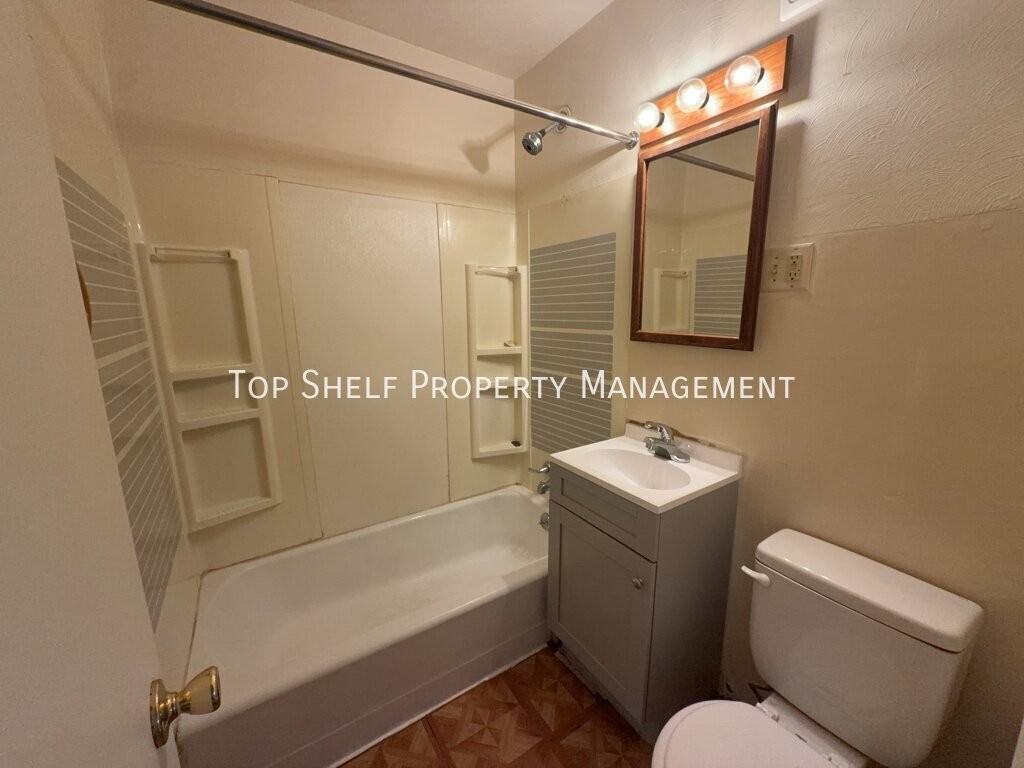 7010 Sw 13th St - Photo 6 of 9