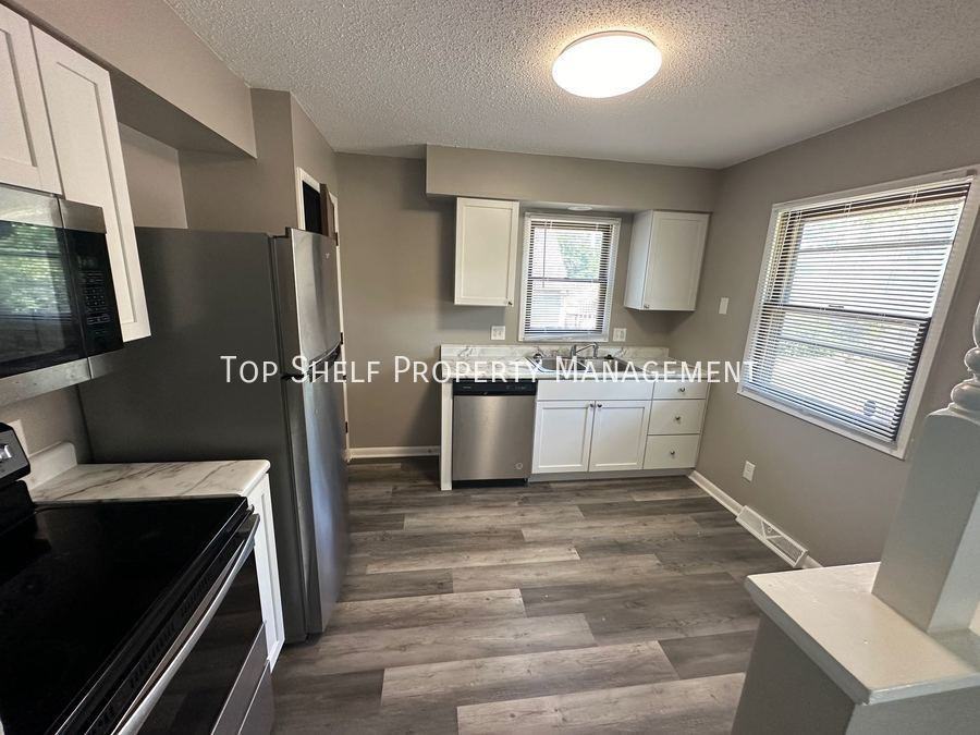 2140 Se 9th St - Photo 3 of 10