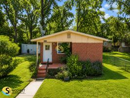 featured image of 2110 Woodside St