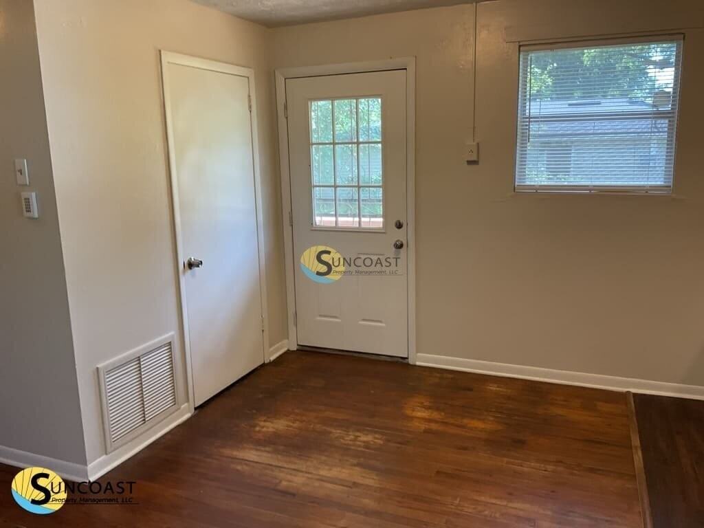 2110 Woodside St - Photo 6 of 15