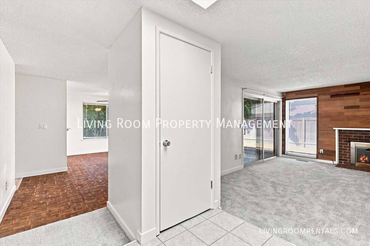 1931 Ne Liberty Ave - Photo 2 of 19