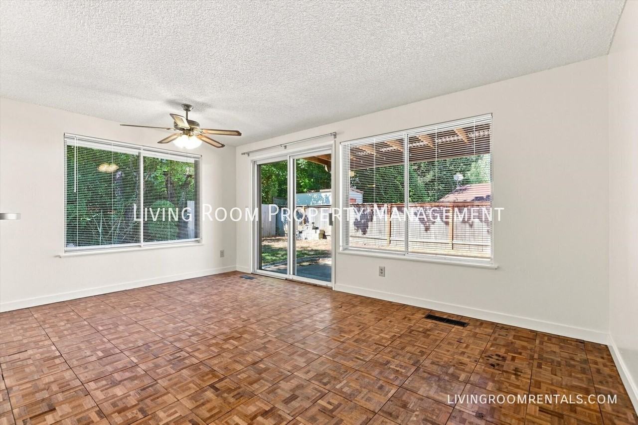 1931 Ne Liberty Ave - Photo 4 of 19