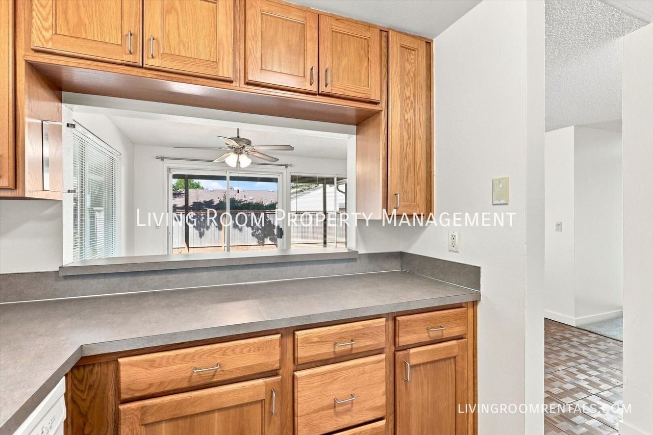 1931 Ne Liberty Ave - Photo 6 of 19