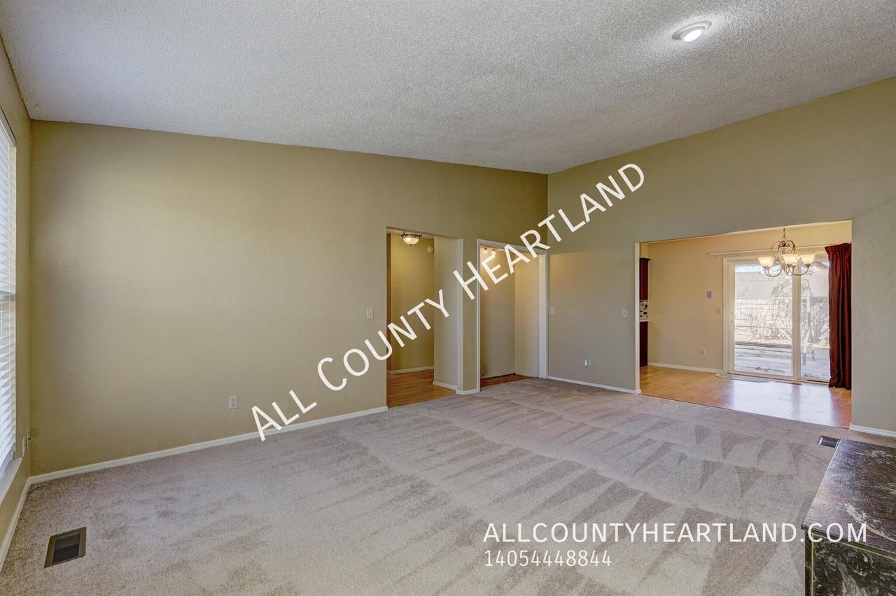 841 N Robinson Ave - Photo 5 of 25