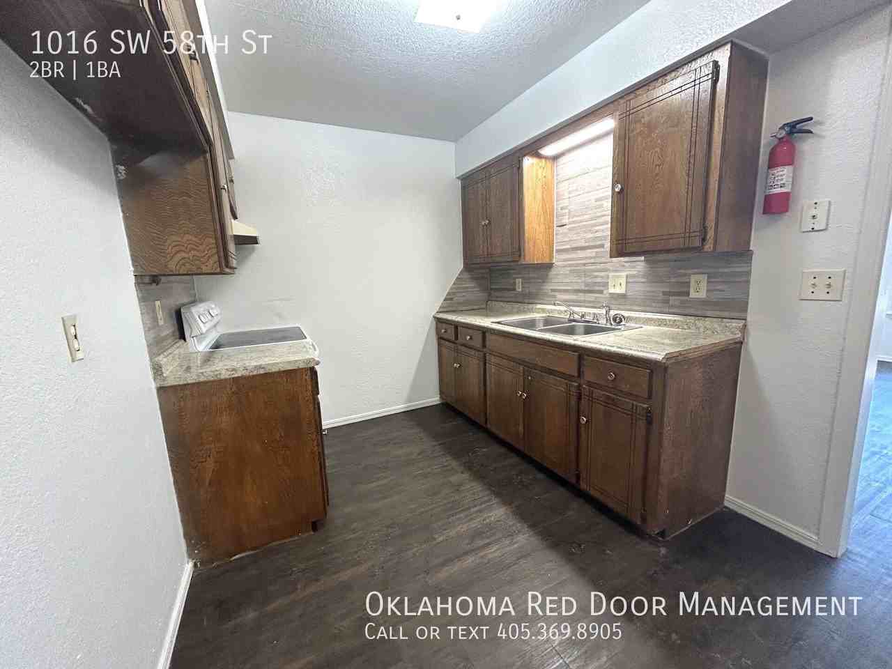 1016 Sw 58th St - Photo 4 of 8