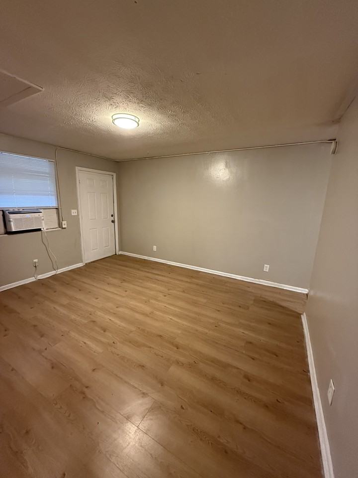 1616 W 36th St #3 - Photo 3 of 9