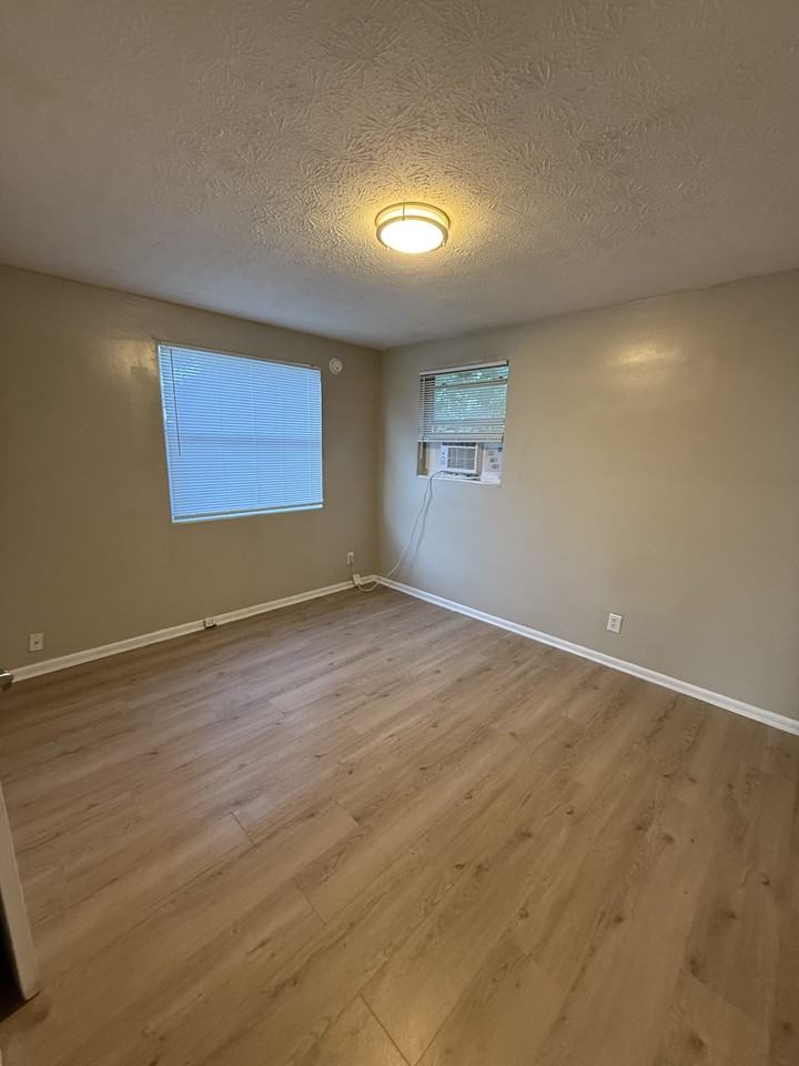 1616 W 36th St #3 - Photo 5 of 9