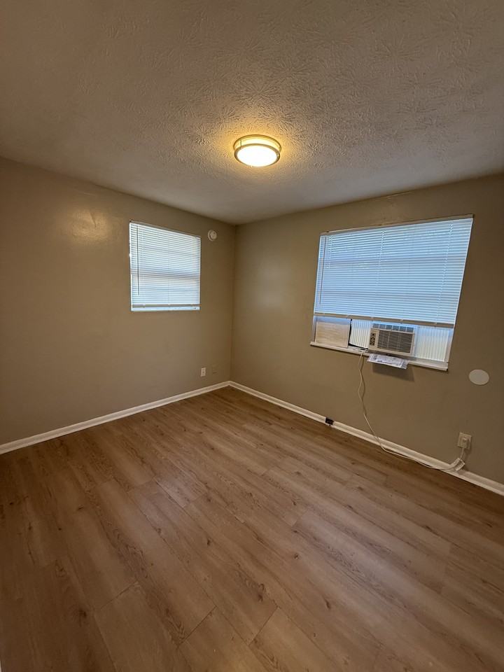 1616 W 36th St #3 - Photo 6 of 9