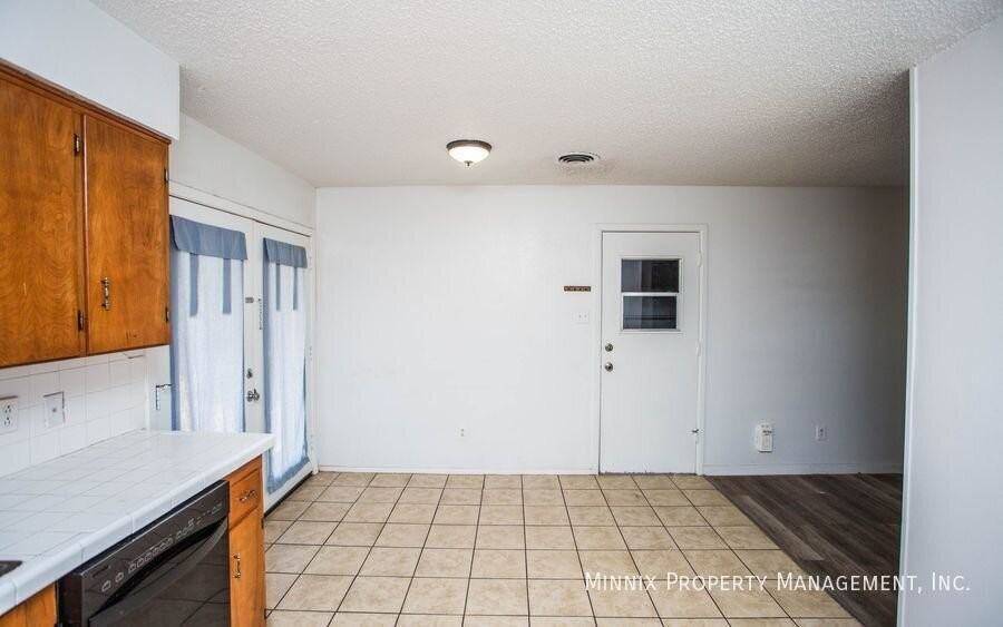5523 17th St - Photo 5 of 30