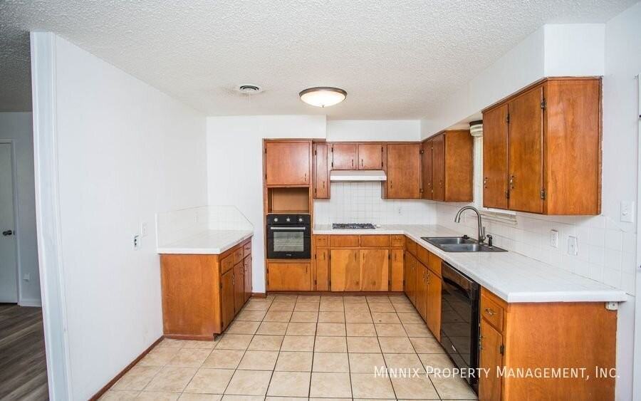 5523 17th St - Photo 6 of 30