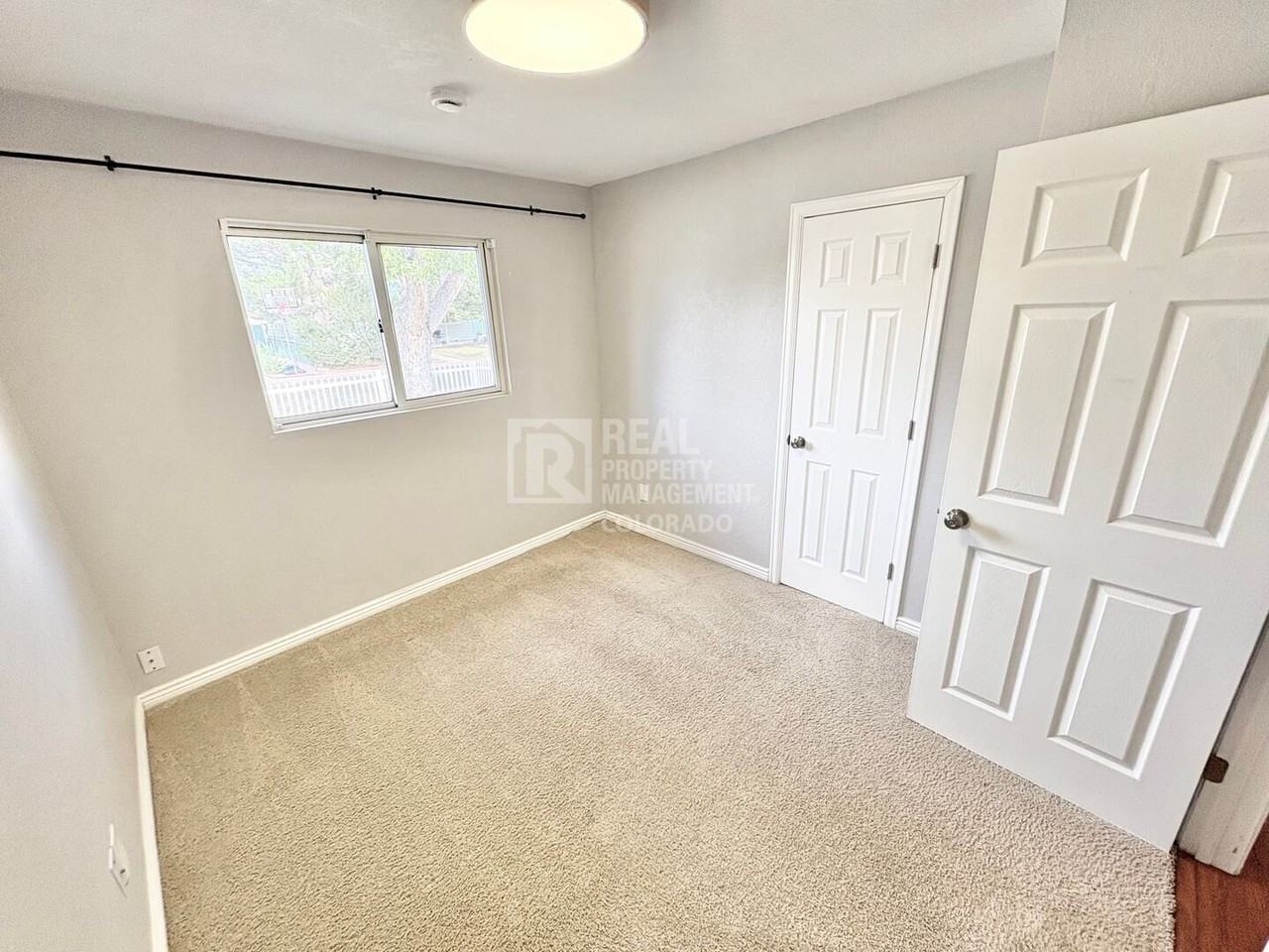 1037 Wheeling St - Photo 2 of 11