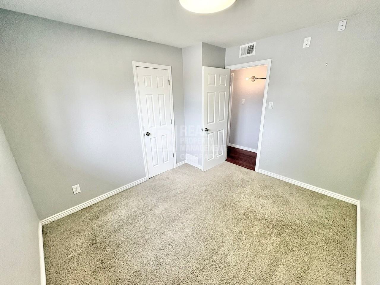 1037 Wheeling St - Photo 3 of 11