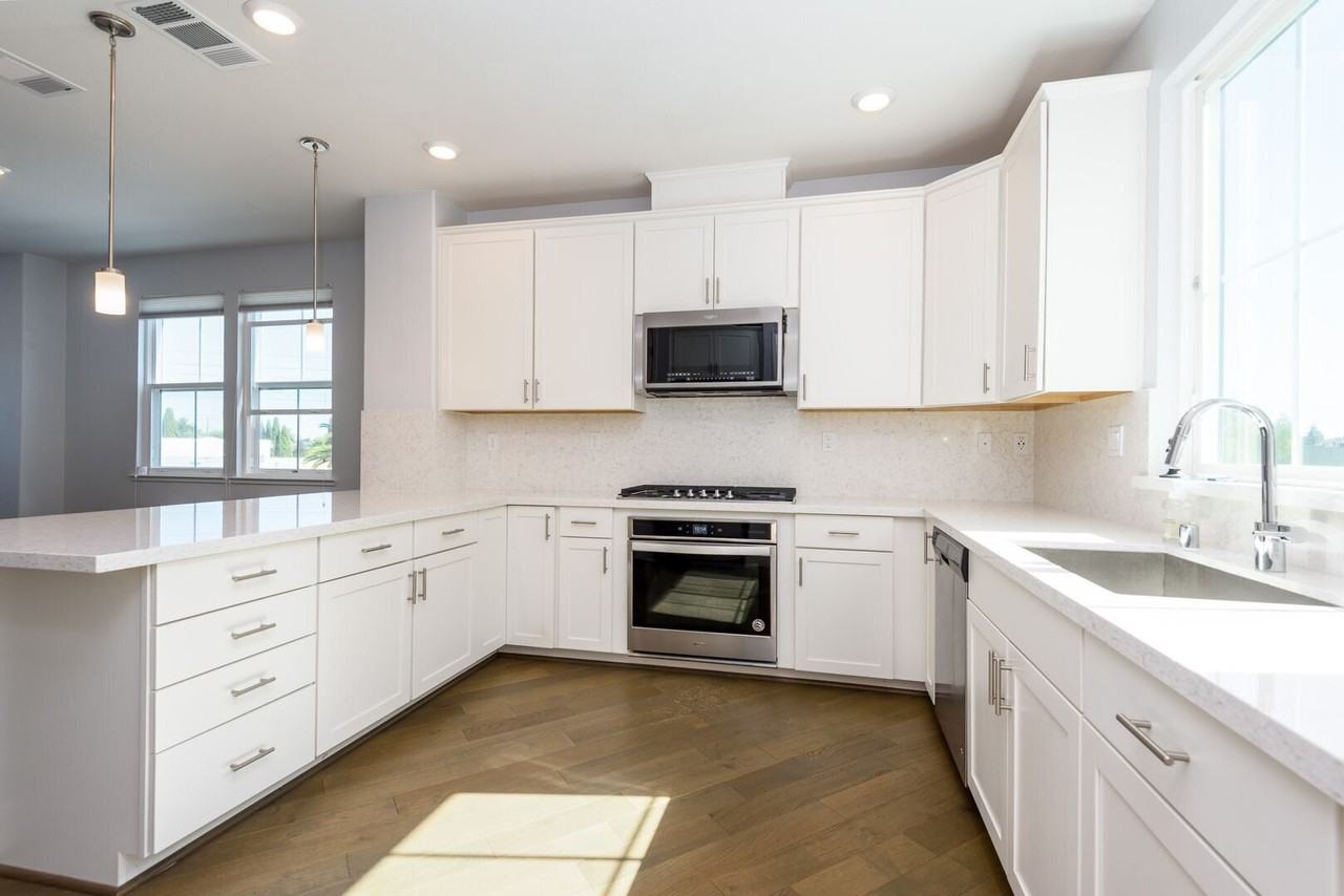 995 Hopkins Ave - Photo 4 of 20