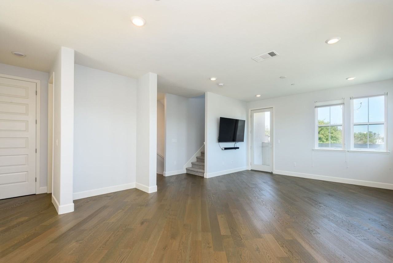 995 Hopkins Ave - Photo 5 of 20