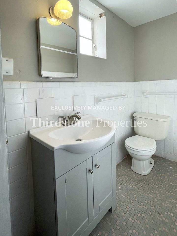 316 E 19th St #B - Photo 3 of 12