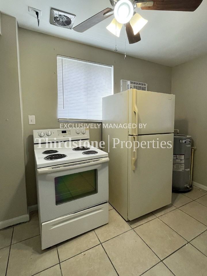 316 E 19th St #B - Photo 5 of 12