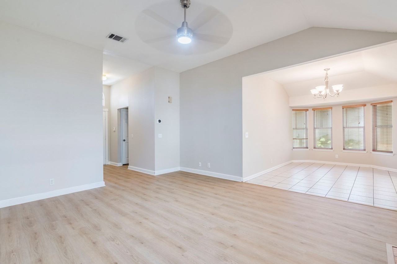 913 Jasmine Trl - Photo 5 of 28