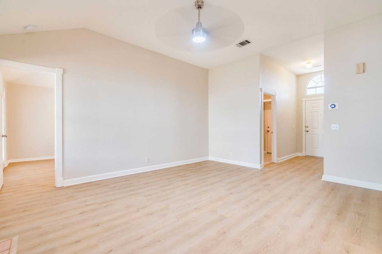 913 Jasmine Trl - Photo 6 of 28
