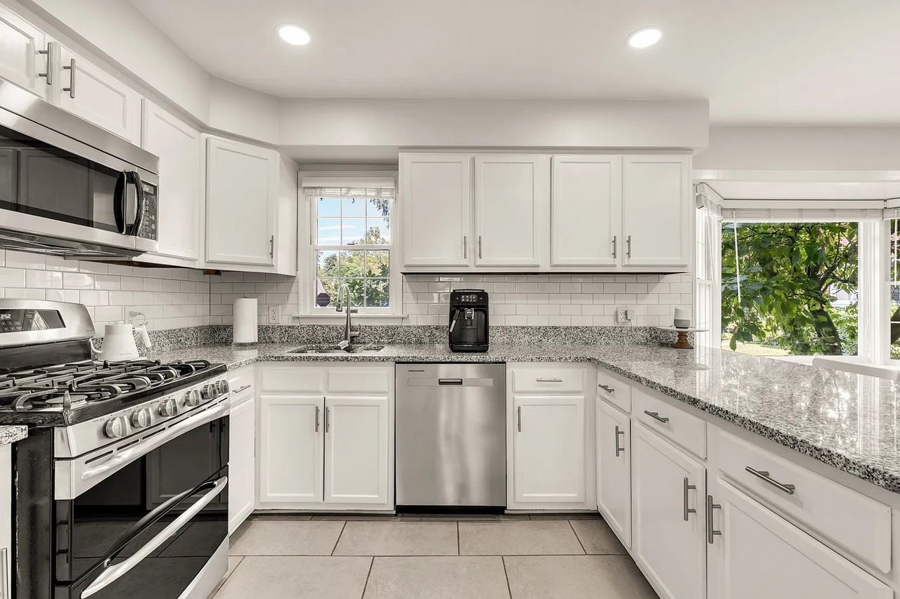 10855 Lockwood Dr - Photo 3 of 32