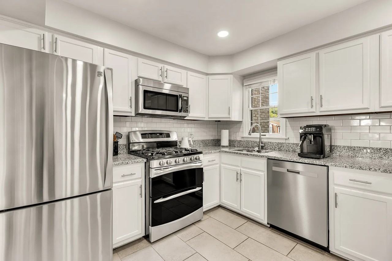 10855 Lockwood Dr - Photo 4 of 32