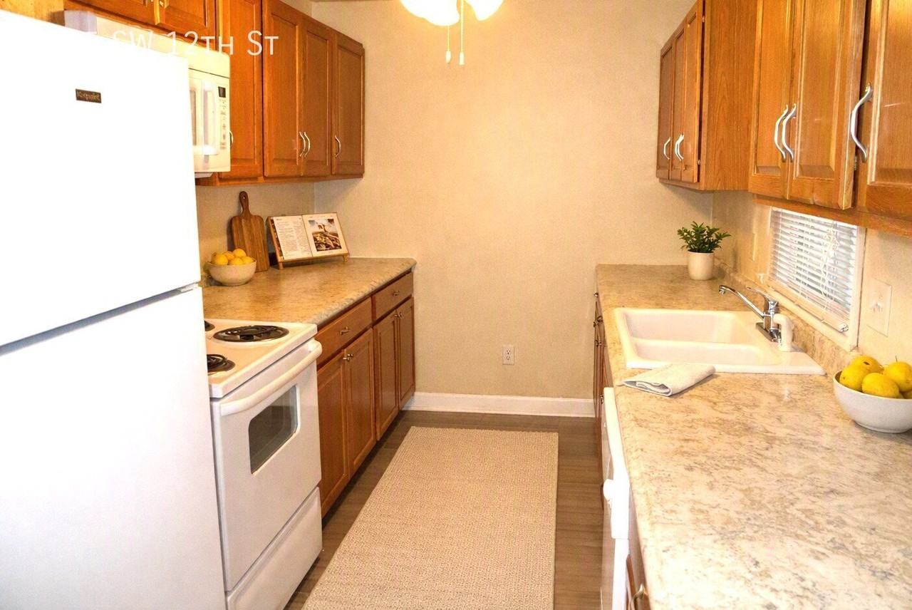 7305 Sw 12th St - Photo 3 of 13