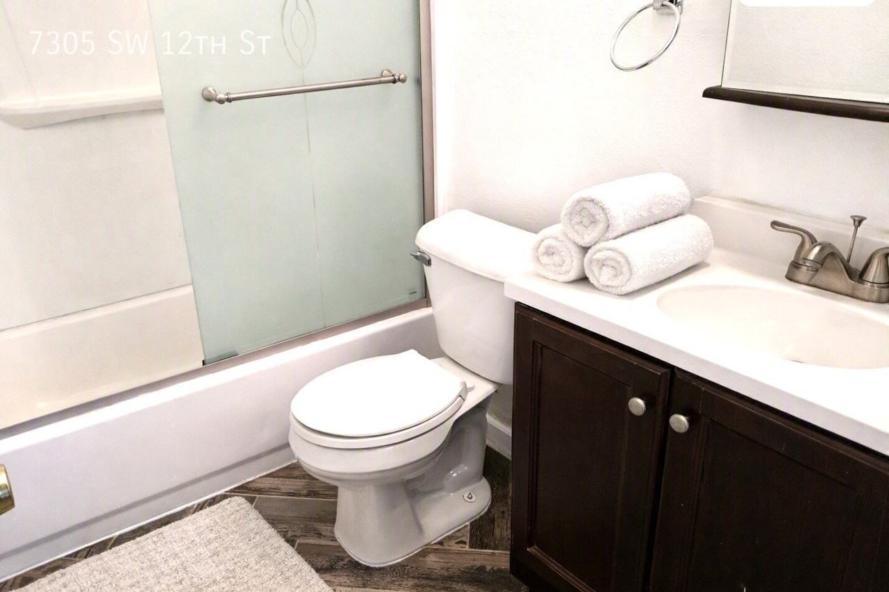 7305 Sw 12th St - Photo 6 of 13
