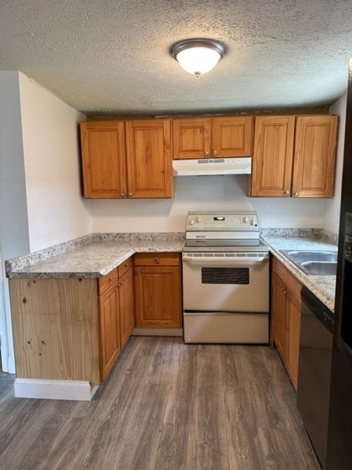 201 N Duke St - Photo 6 of 15