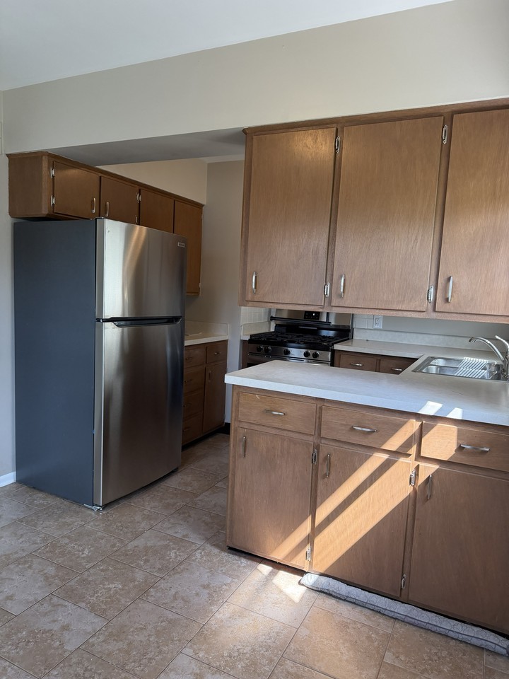 412 11th Ave W #2 - Photo 4 of 12