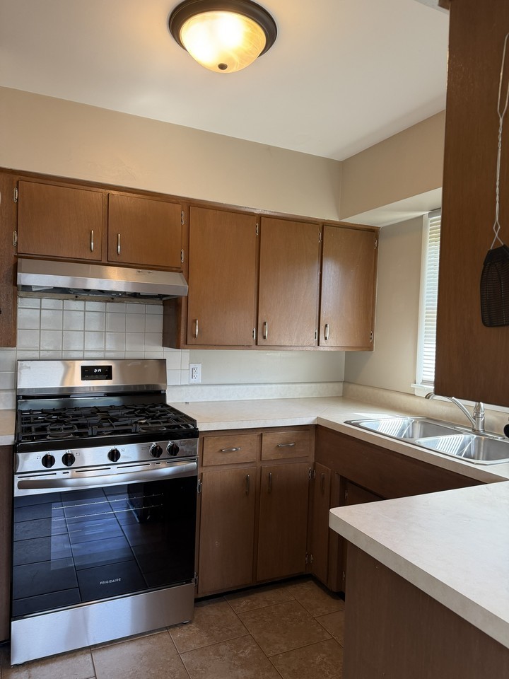 412 11th Ave W #2 - Photo 5 of 12