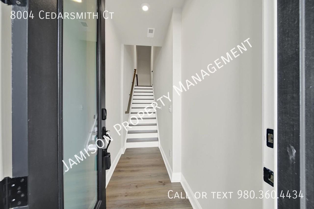 8004 Cedarsmith Ct - Photo 2 of 32