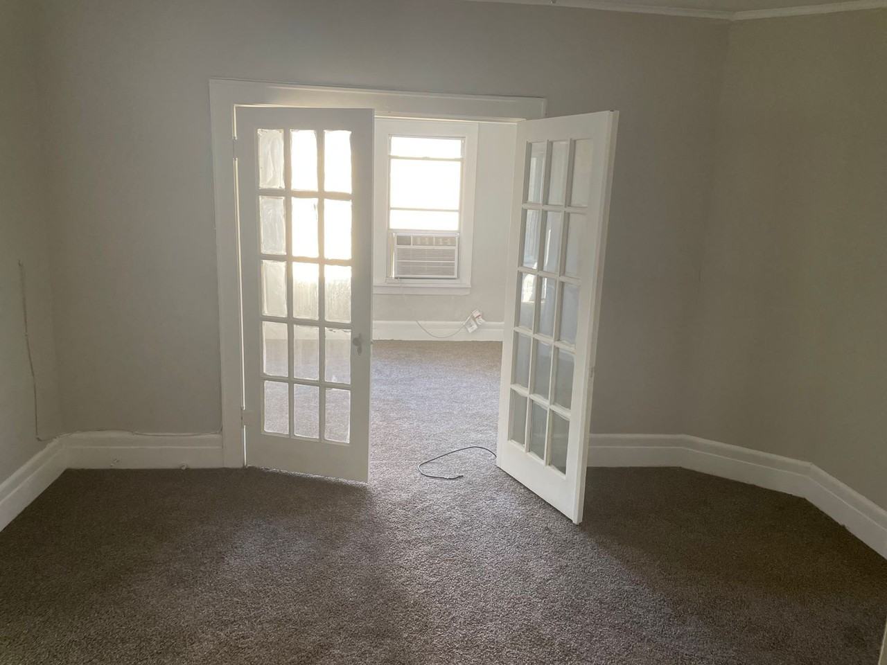 264 Wyandotte St - Photo 2 of 6