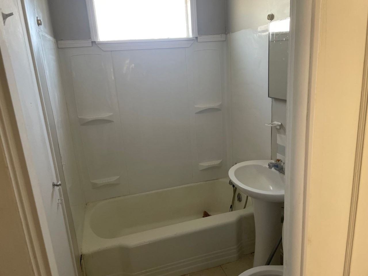 264 Wyandotte St - Photo 4 of 6