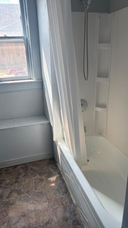 221 1/2 W Exchange St - Photo 5 of 11