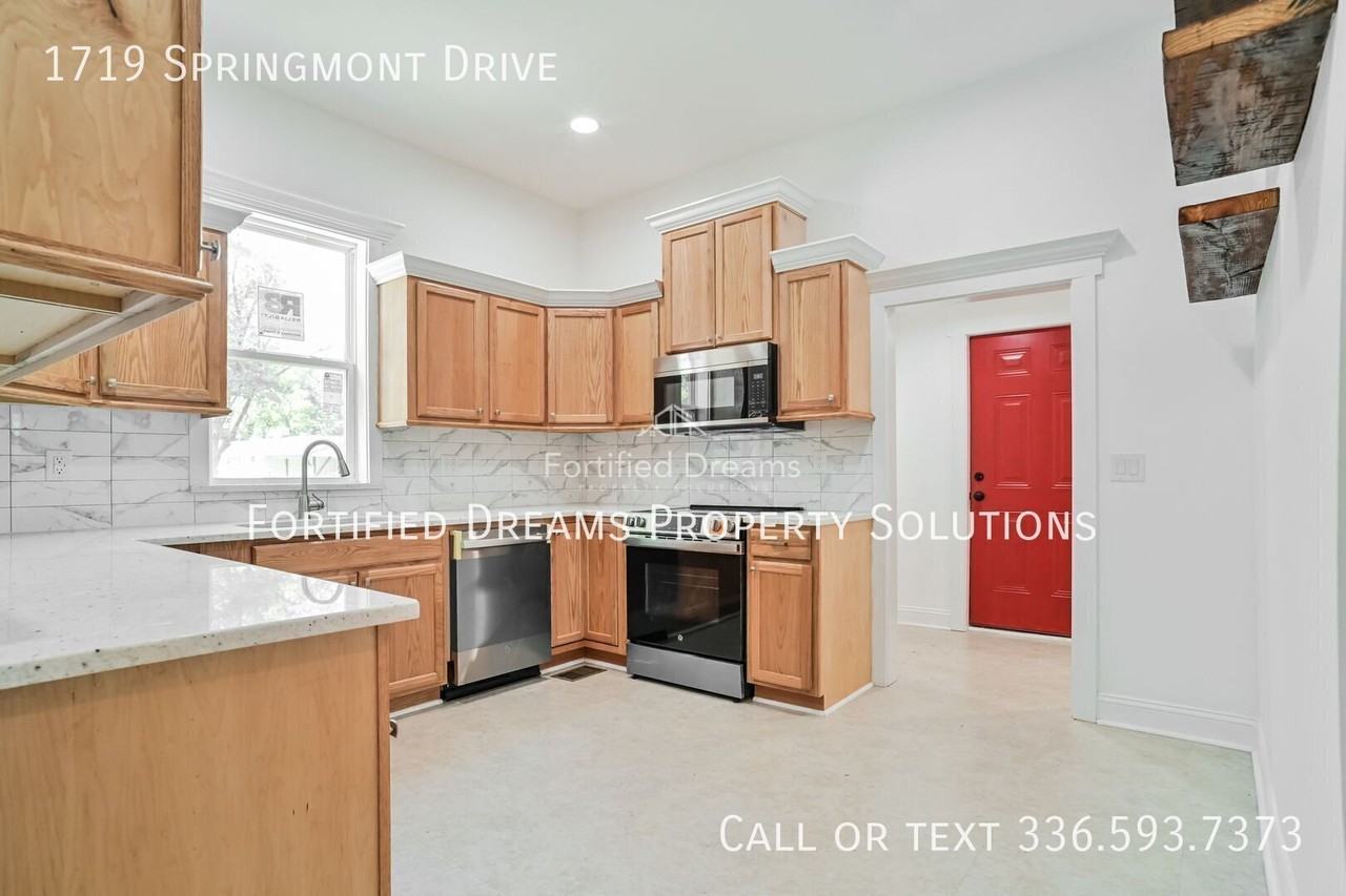 1719 Springmont Dr - Photo 3 of 10