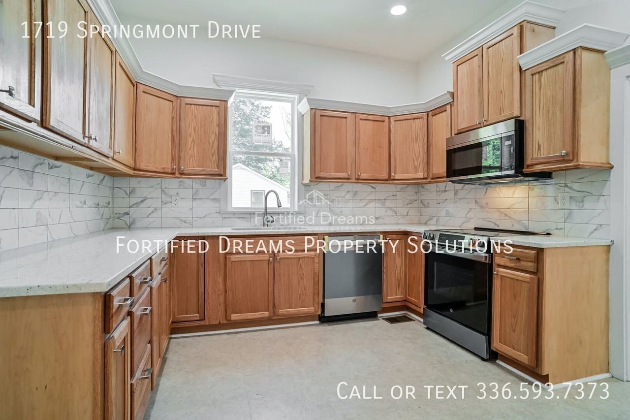 1719 Springmont Dr - Photo 4 of 10