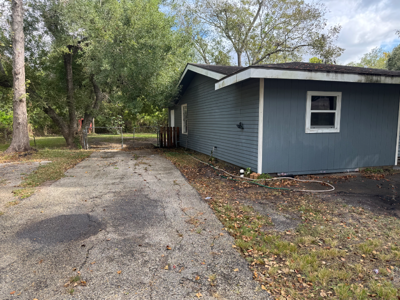 703 Lilac St - Photo 3 of 8